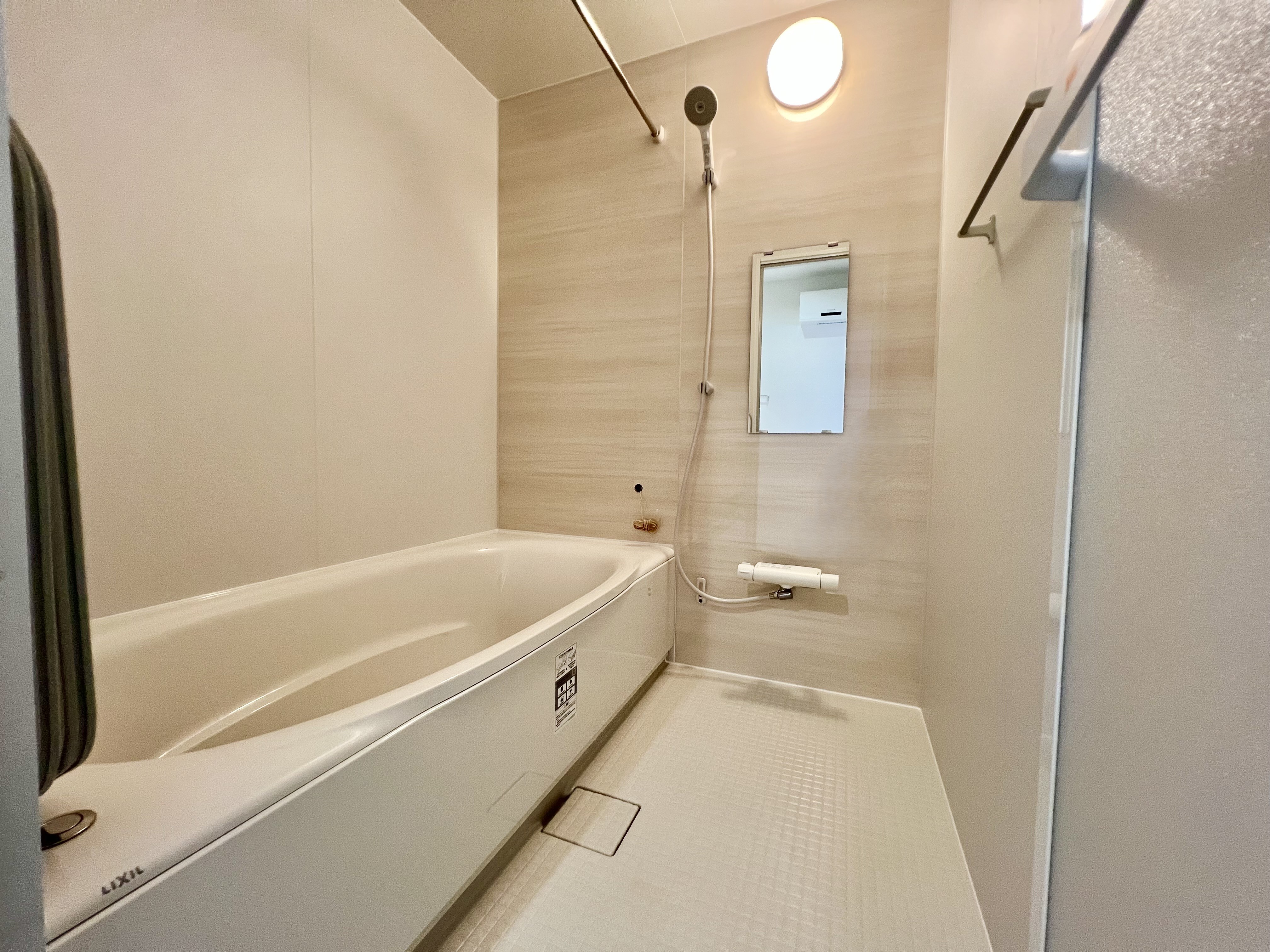 1日の疲れをほぐすバスルーム。清潔感あふれる心地よい空間づくりにこだわりました。