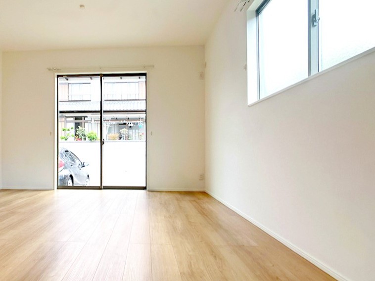 家族が集まるリビングは広々19.2帖！キッチンからもリビングが見渡せるため、どこに居ても家族を感じ、会話もはずみますね。※施工事例です。実物とは異なります。