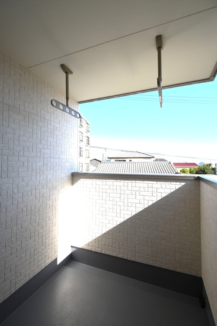 屋根付きバルコニーで急な雨で洗濯物が濡れる心配も少ない設計♪ 天井吊りパイプで足回りもすっきり♪