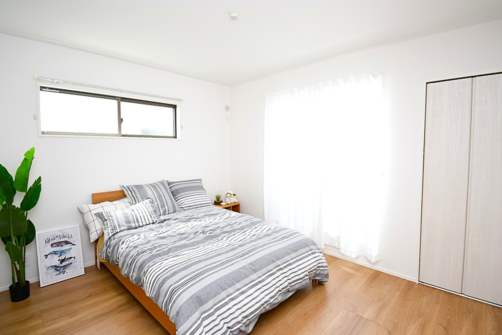 主寝室は広々していて安らげる空間に。バルコニーにすぐアクセスできるため、お洗濯物の片付けもらくらく♪※施工事例です。実物とは異なります。