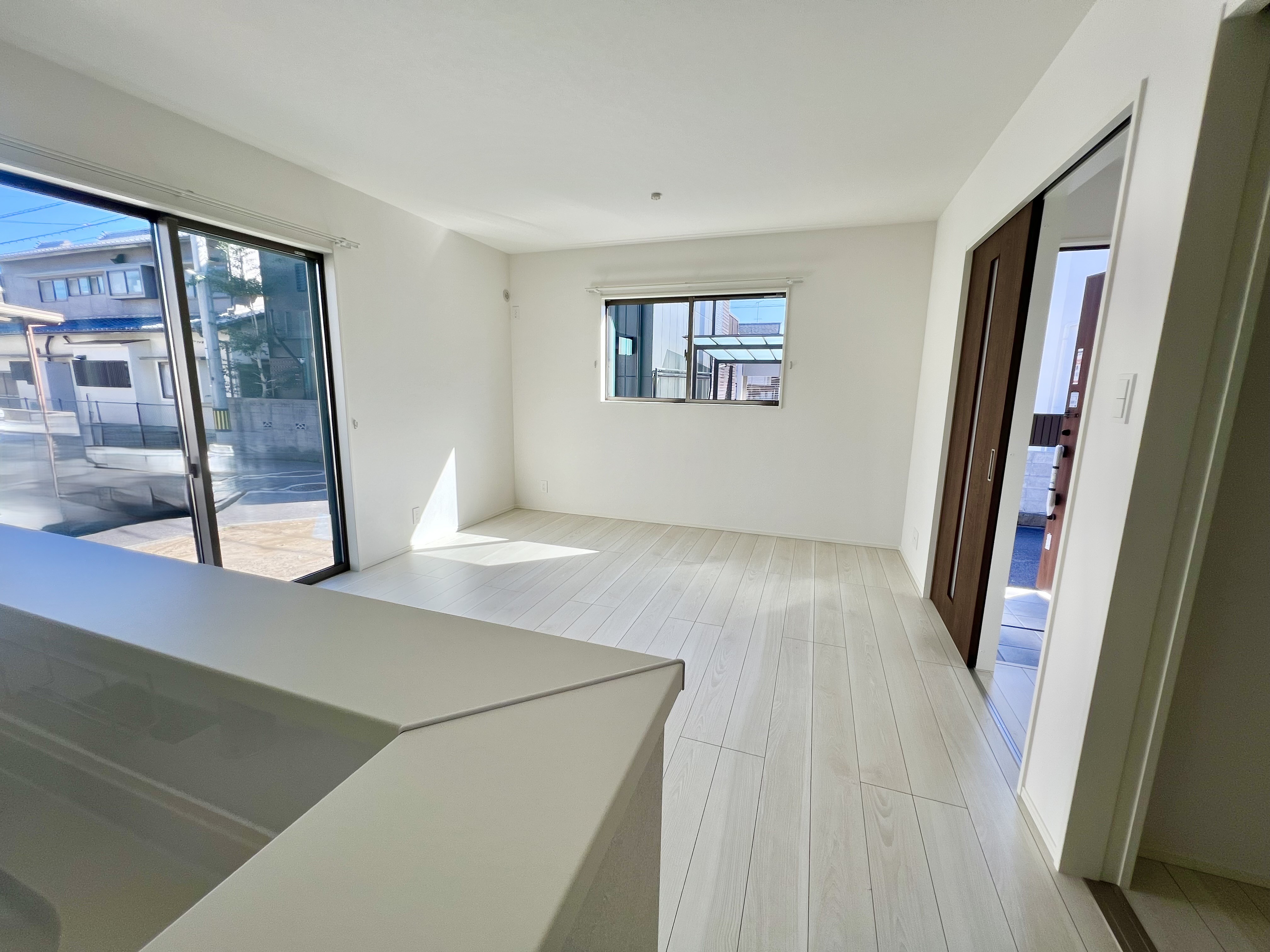 対面式キッチンは家事をしながら家族を見守り、コミュニケーションの取れる人気のスタイル。食洗器付きで洗い物の時間を削減でき、家事の負担を軽減してくれるキッチンです。 