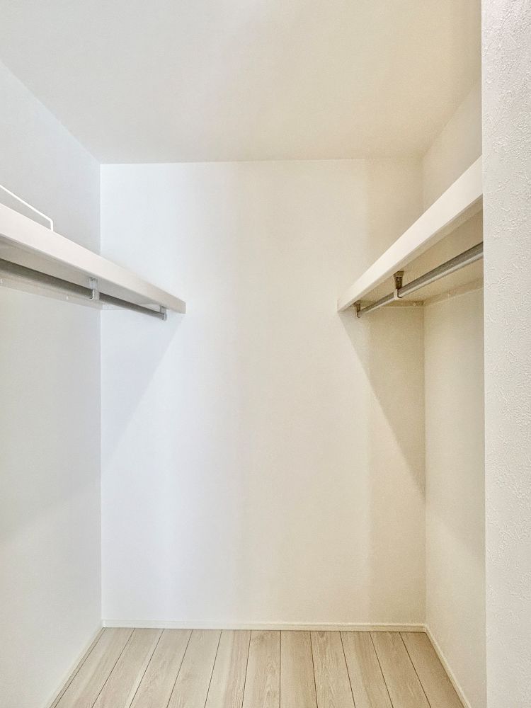 ウォークインクローゼットは奥行きと高さがあるので、たくさんの衣類や物を収納できます。