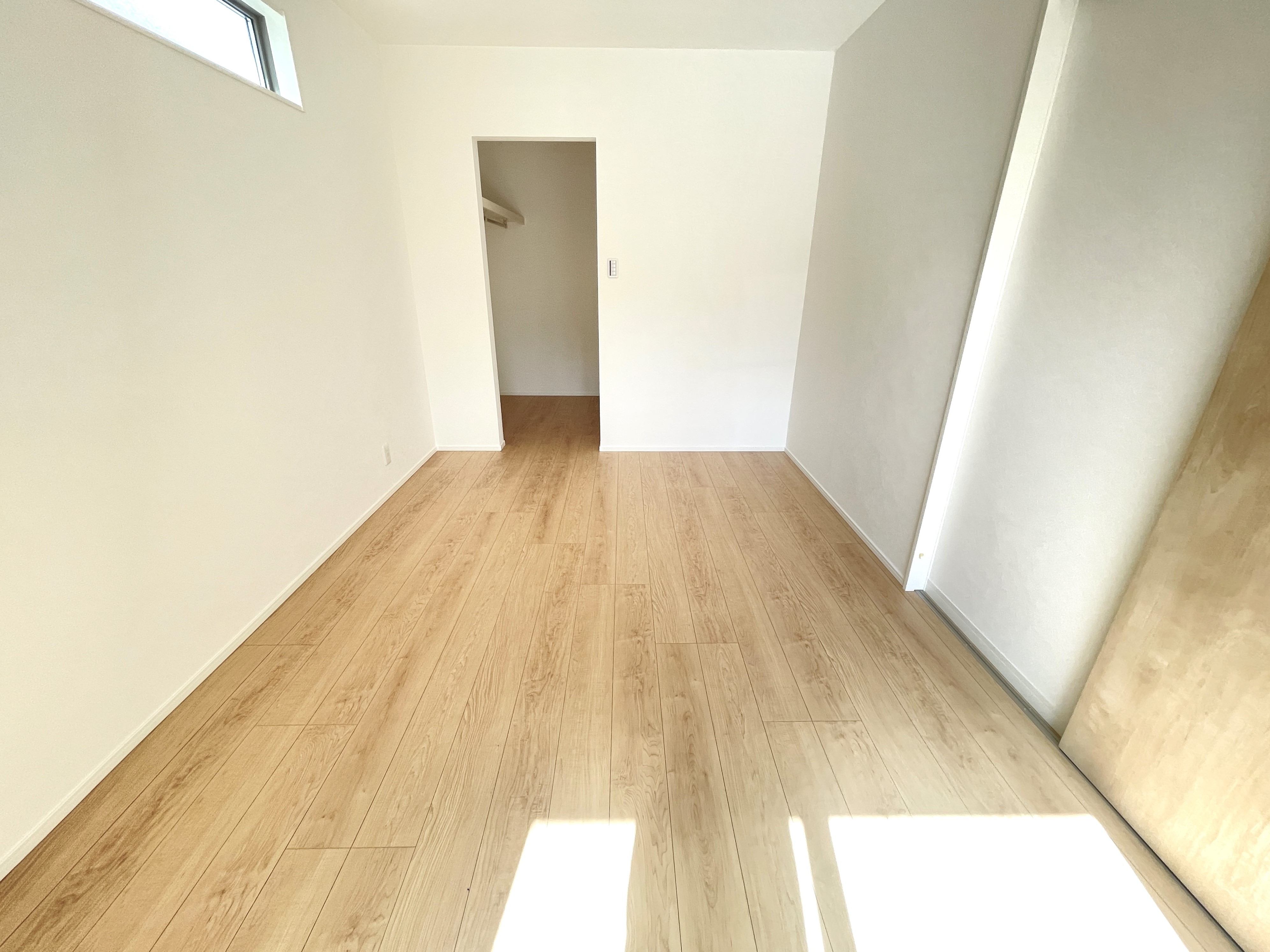 主寝室は広々していて安らげる空間に。大きな窓から光が差し込み、朝の目覚めも良さそう♪※施工事例です。実物とは異なります。