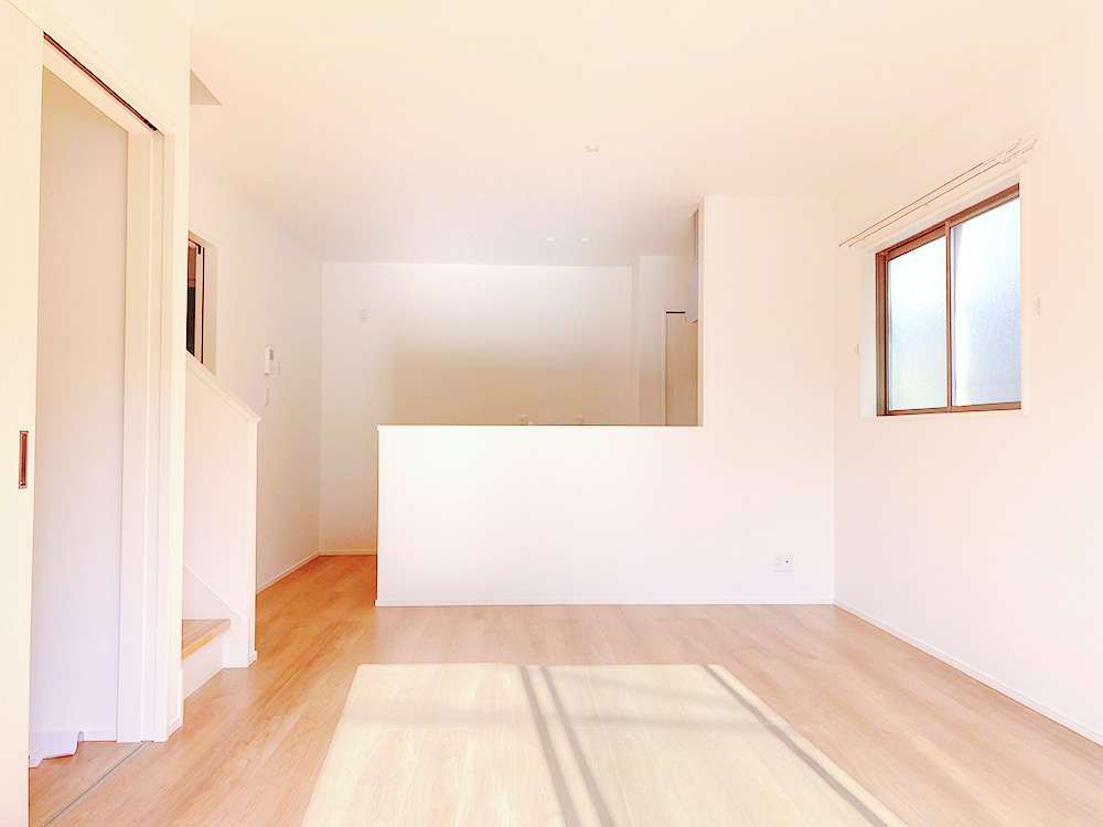 窓から穏やかな日差しが差し込むリビングスペース。シンプルな空間だからこそ、選ぶインテリア次第でどんなテイストにも合わせられます。※施工事例になります。実際と色やデザインが異なりますので詳しくはお問い合わせください。