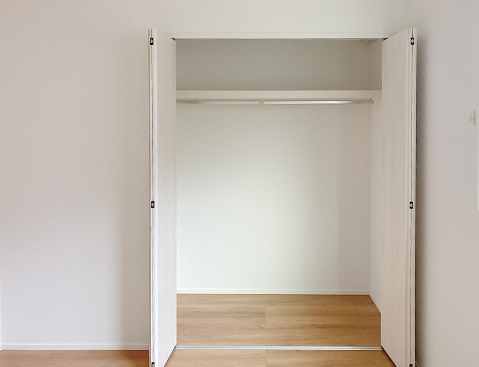 全居室収納付き！ハンガーパイプ付き棚で高さも160cmとお子様でも一人で掛けられる高さです♪※施工事例です。実物とは異なります。詳しくはお問い合わせください。