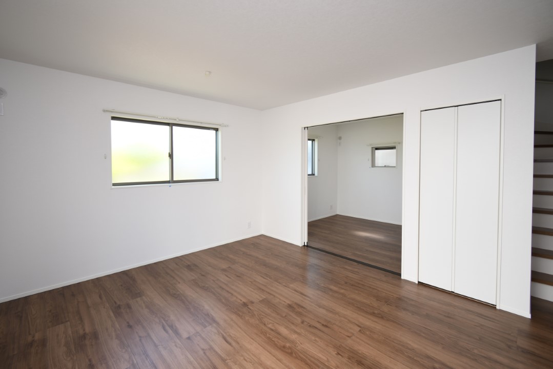 家族が集まるリビングは広々14.2帖！キッチンからもリビングが見渡せるため、どこに居ても家族を感じ、会話もはずみますね。※施工事例です。実物とは異なります。