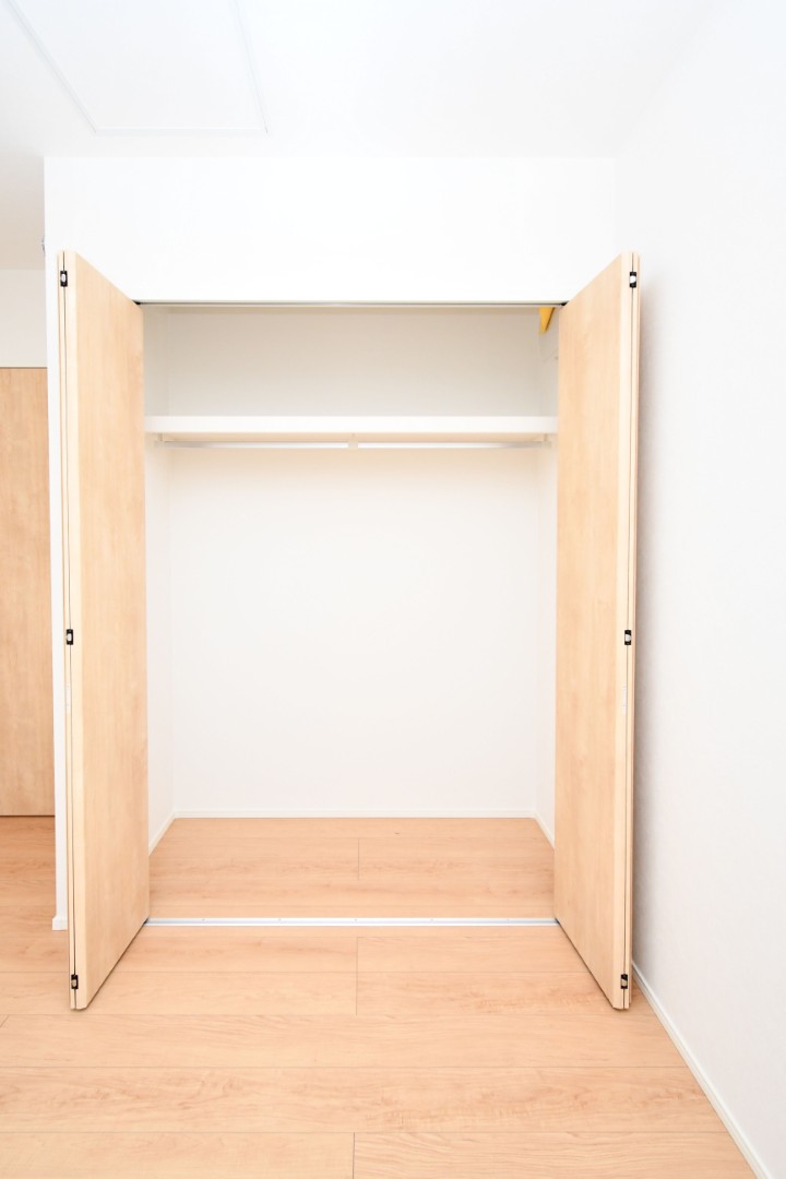 全居室収納付き！たっぷり収納できます♪大切なお洋服もスッキリ収納できます。 