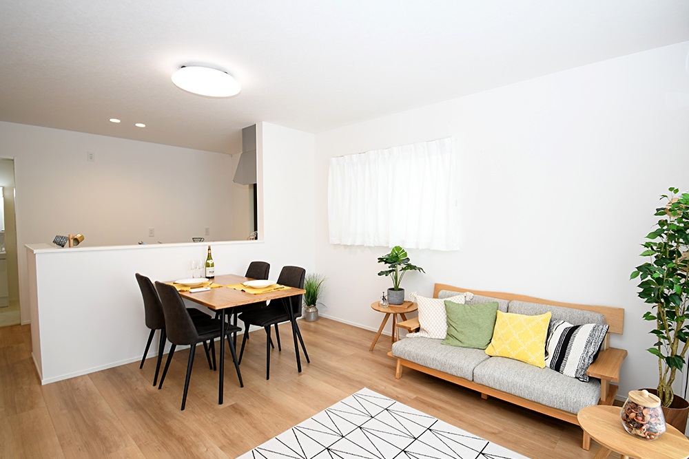 家族が集まる明るいリビング！お子様のお勉強をダイニングで済ませるようにすると家事をしながらお子様の頑張りを見守れます♪ ※施工事例です。実物とは異なります。詳しくはお問い合わせください。