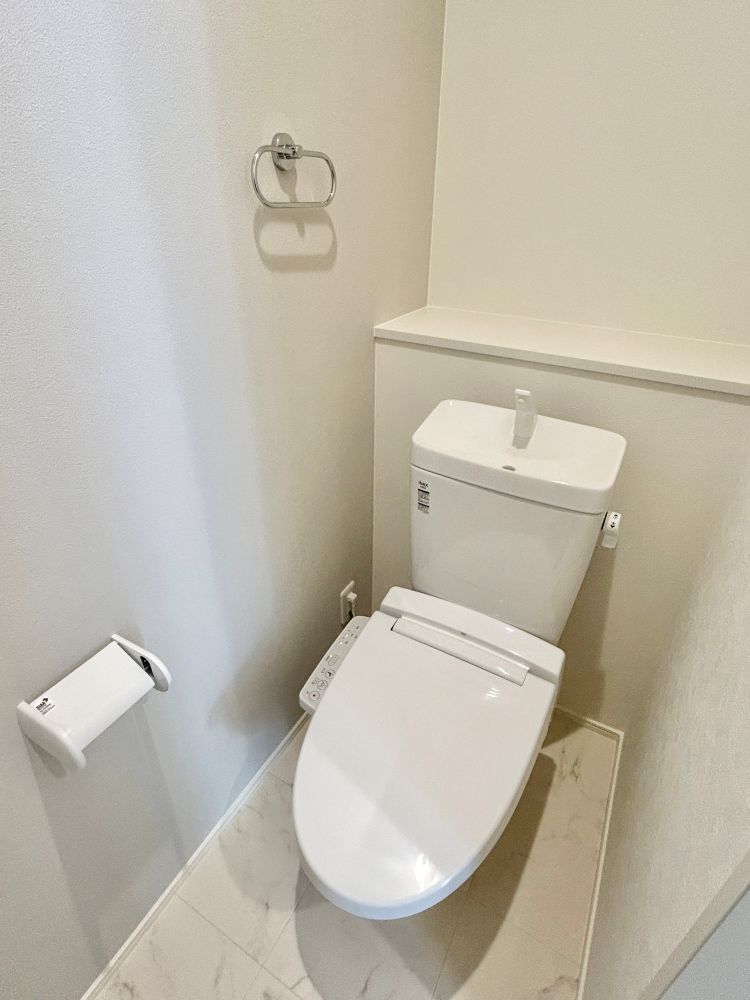 1階、2階ともにトイレあり！新素材により、気になる便座もサッとひとふきでキレイになります。