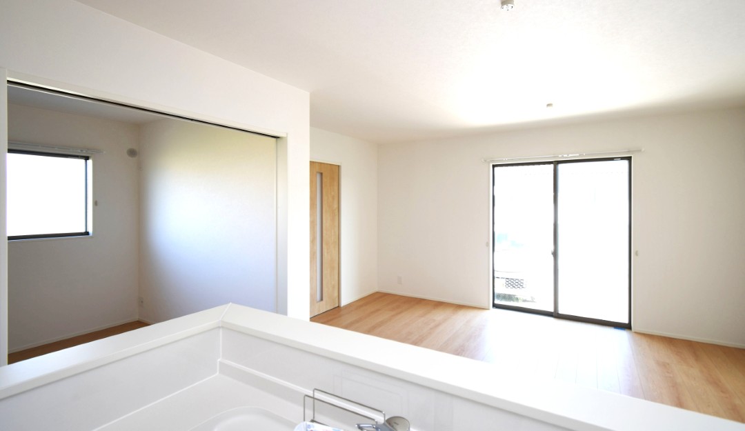 対面式キッチンは家事をしながら家族を見守り、コミュニケーションの取れる人気のスタイル。食洗器付きで洗い物の時間を削減でき、家事の負担を軽減してくれるキッチンです。