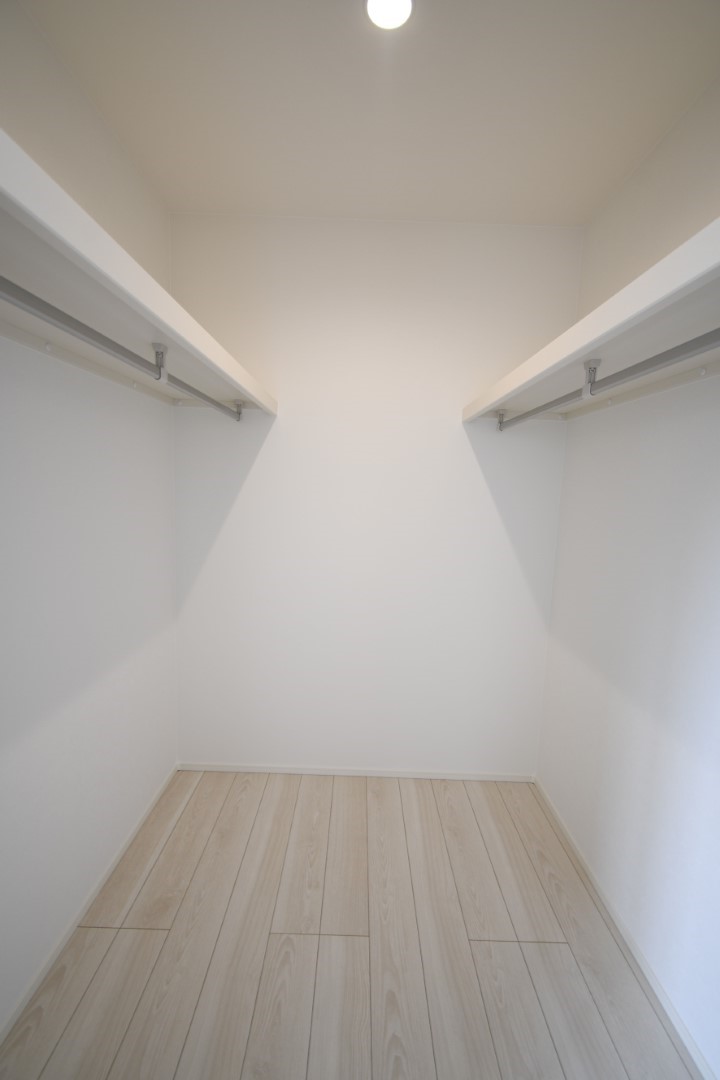 壁一面にハンガーパイプと上棚を設置。大容量収納力！ 春夏秋冬、季節ごとのお洋服を全てまとめてしまっておけるので、 季節の変わり目にタンスの入れ替えを行う衣替えが不要になります♪※施工事例になります。実際と色やデザインが異なりますので詳しくはお問い合わせください。