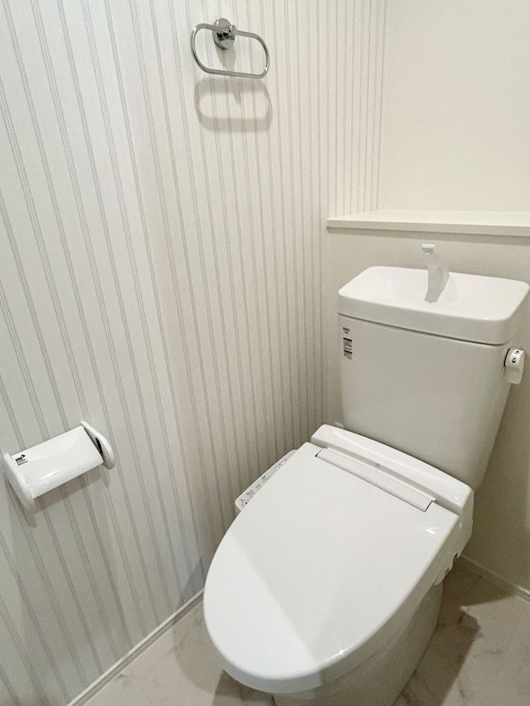 1階、2階ともにトイレあり！新素材により、気になる便座もサッとひとふきでキレイになります。
