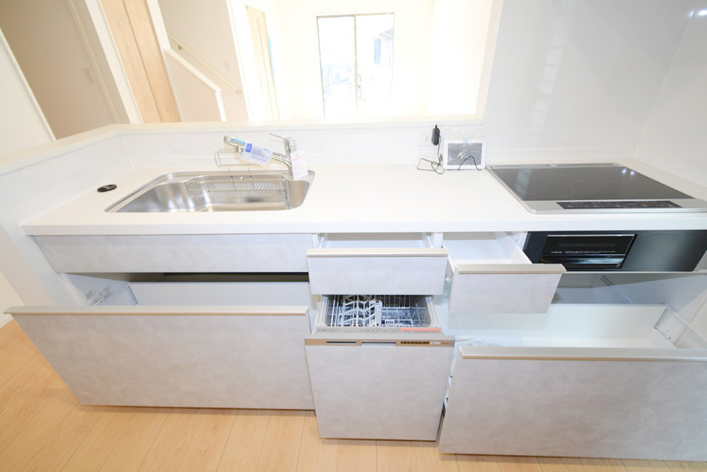 対面式キッチンは家事をしながら家族を見守り、コミュニケーションの取れる人気のスタイル。食洗器付きで洗い物の時間を削減でき、家事の負担を軽減してくれるキッチンです。※施工事例です。実際とは異なります。