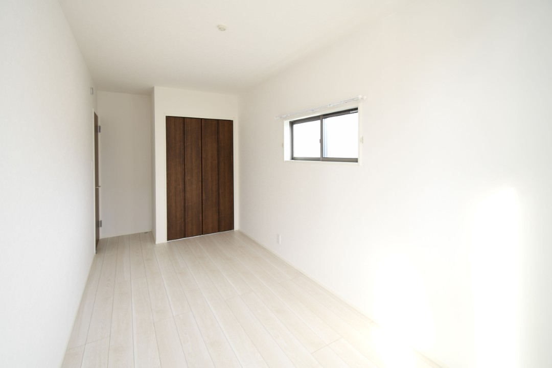 2階は主寝室の他に2室！お子様の部屋や趣味の部屋にすることで主寝室回りがスッキリします♪在宅勤務用のオフィス部屋にも！ ※施工事例です。実際とは異なります。