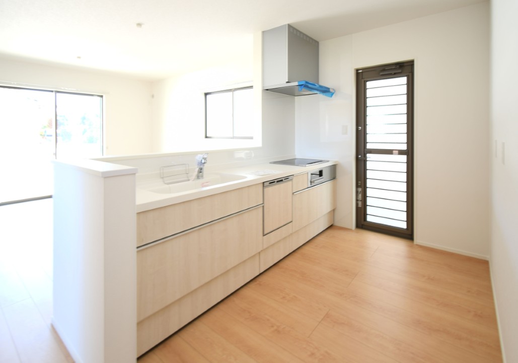 対面式キッチンは家事をしながら家族を見守り、コミュニケーションの取れる人気のスタイル。食洗器付きで洗い物の時間を削減でき、家事の負担を軽減してくれるキッチンです。