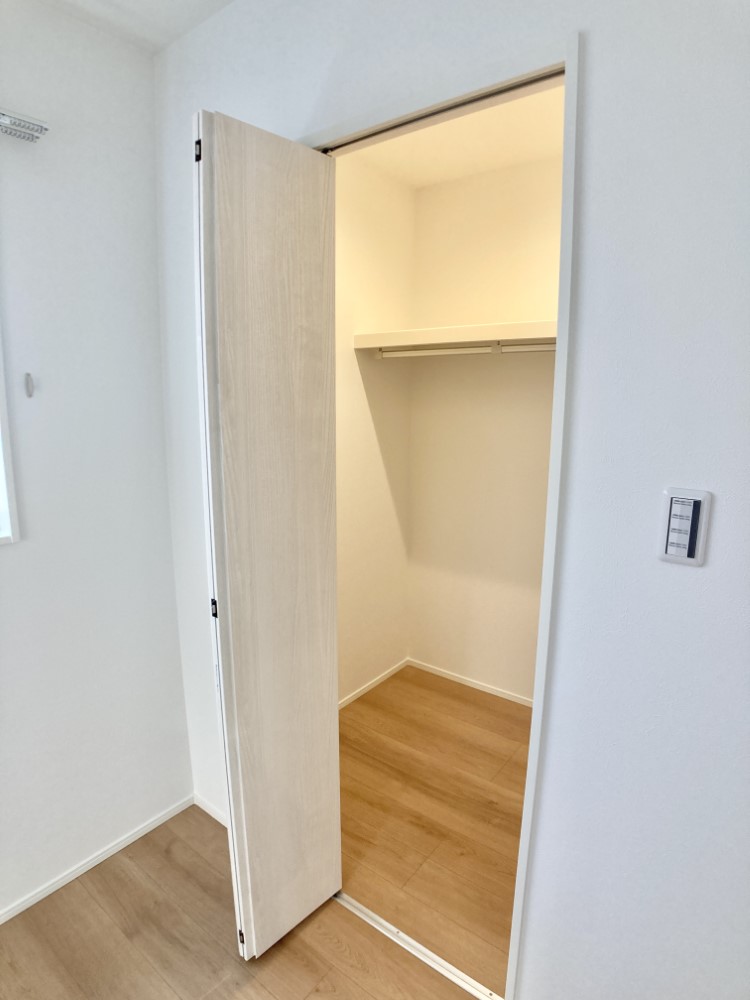 2階居室ウォークインクローゼット　ドアは小さいのでお部屋に圧迫感がないのに、収納スペースばっちりなのがうれしい♪