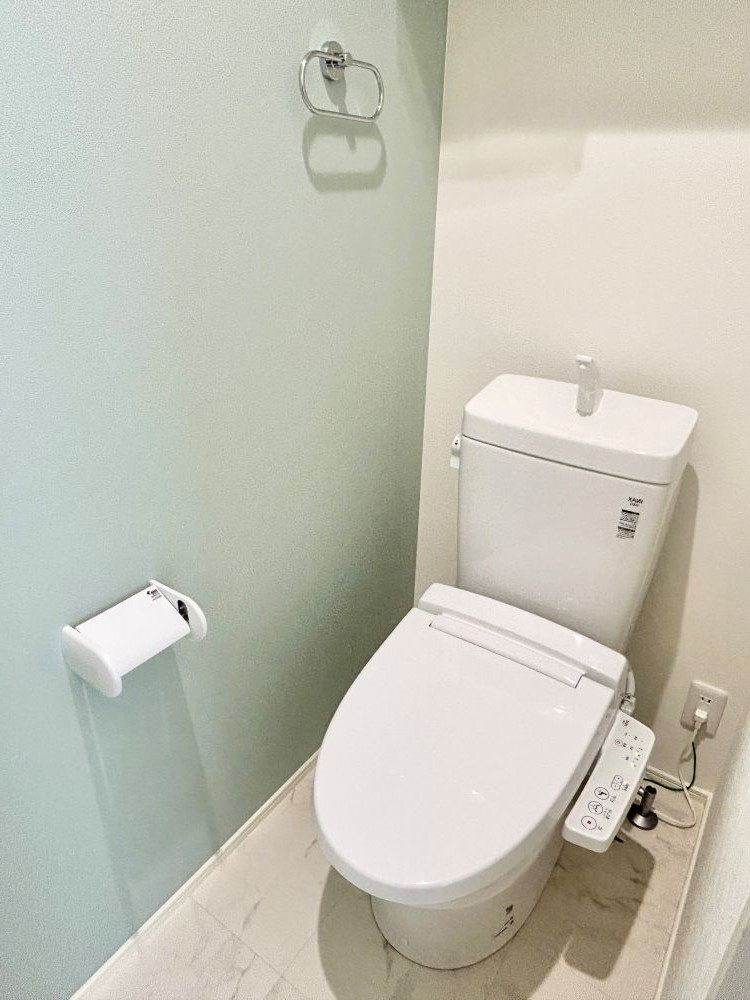 2階にもトイレがあるので、夜間や朝のバタバタする時間でも安心です♪※施工事例です。実際とは異なります。