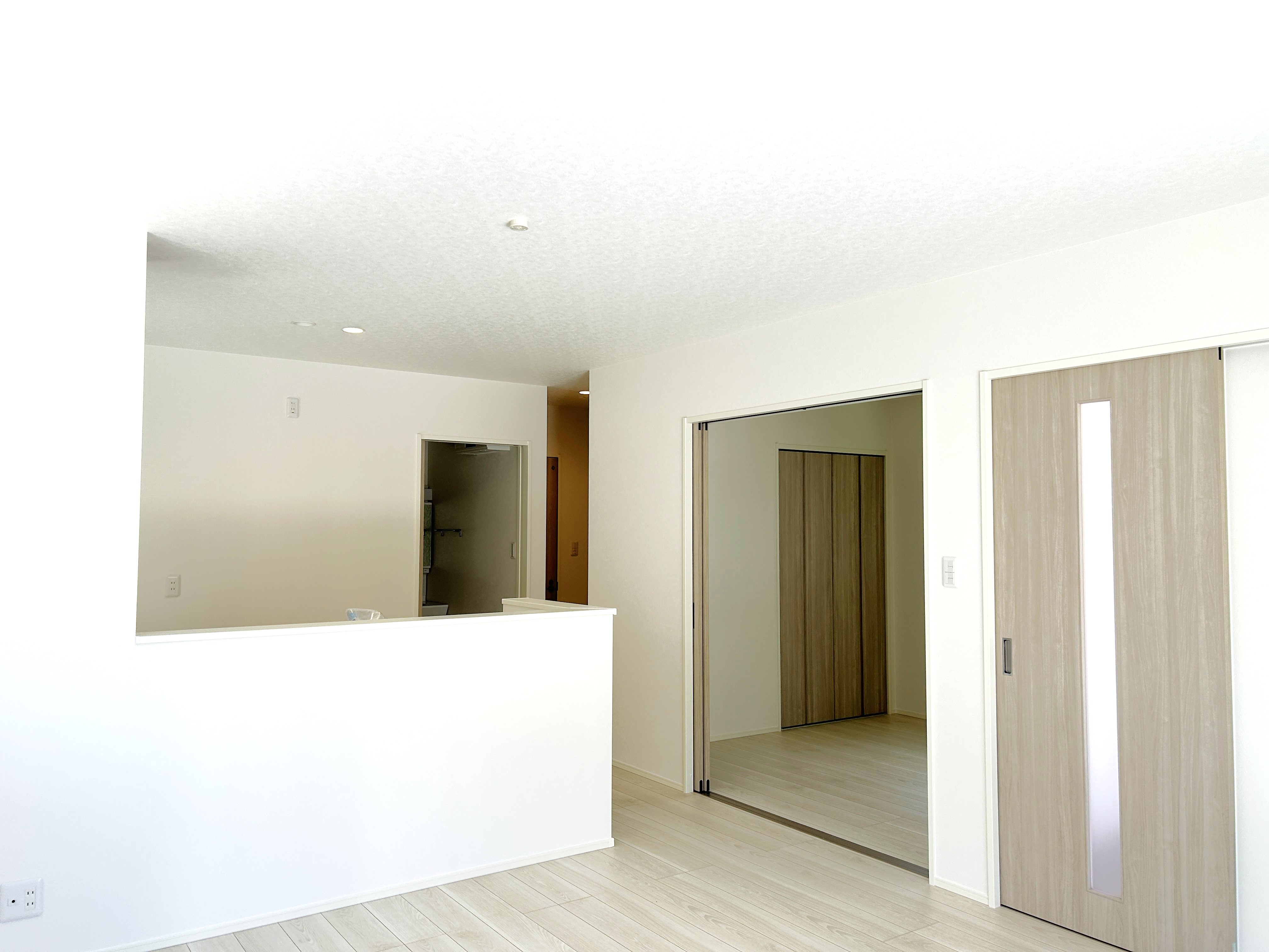 家族が集まるリビングは広々15.1帖！キッチンからもリビングが見渡せるため、どこに居ても家族を感じ、会話もはずみますね。※施工事例です。実際とは異なります。