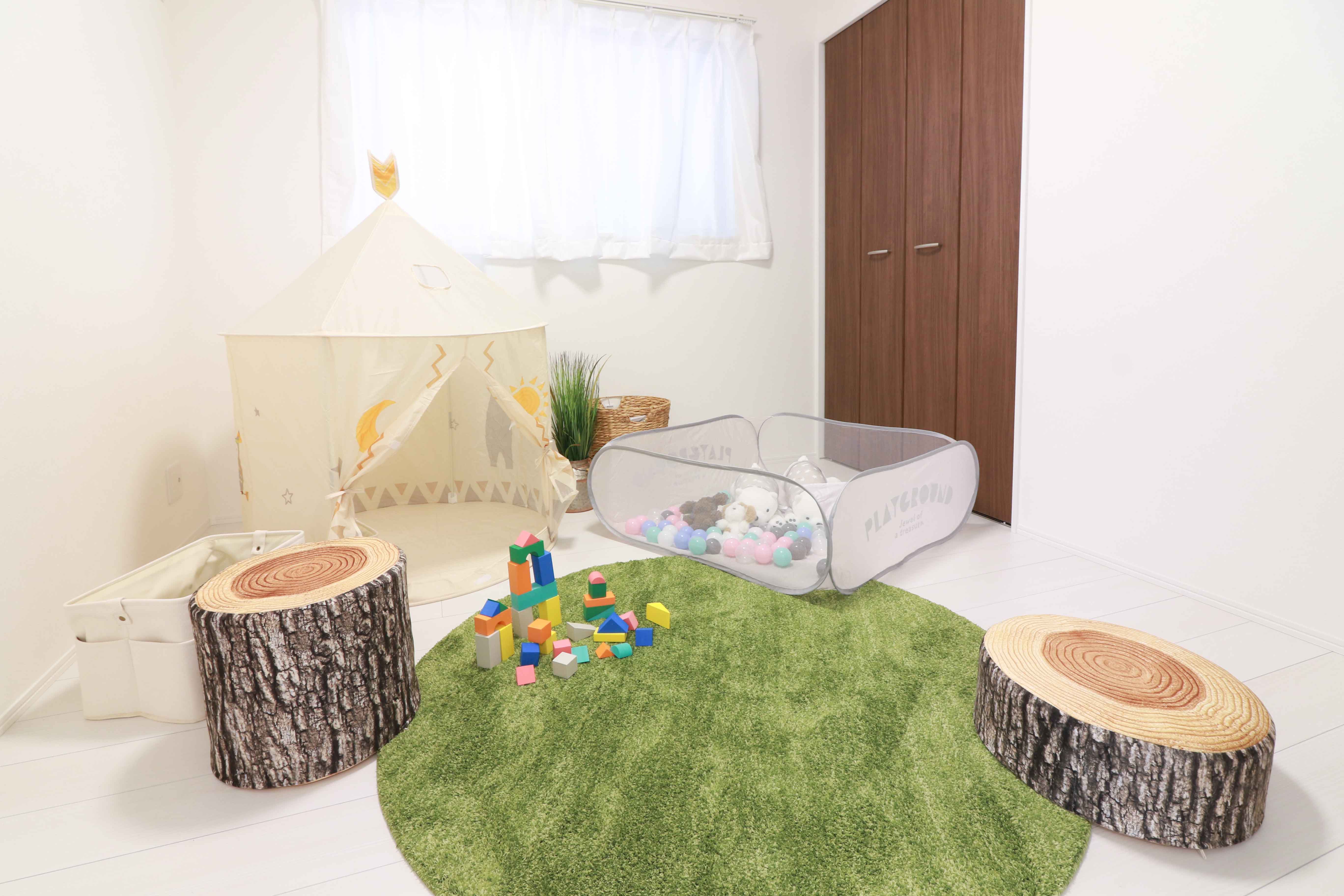 1F居室は生活スタイルに応じて、一体的に利用することができます。お子様用のキッズリビングや、来客時の寝室として仕切ったり幅広く利用できます♪※施工事例です。実物とは異なります。