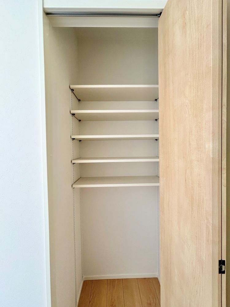 シューズクローゼット。可動棚なので、靴の高さに合わせて調節できます。※施工事例です。実際とは異なります。