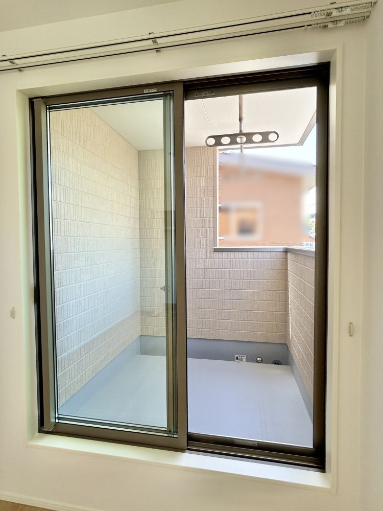 屋根付きバルコニーで急な雨で洗濯物が濡れる心配も少ない設計♪天井吊りパイプで足回りもスッキリ！※施工事例です。実物とは異なります。