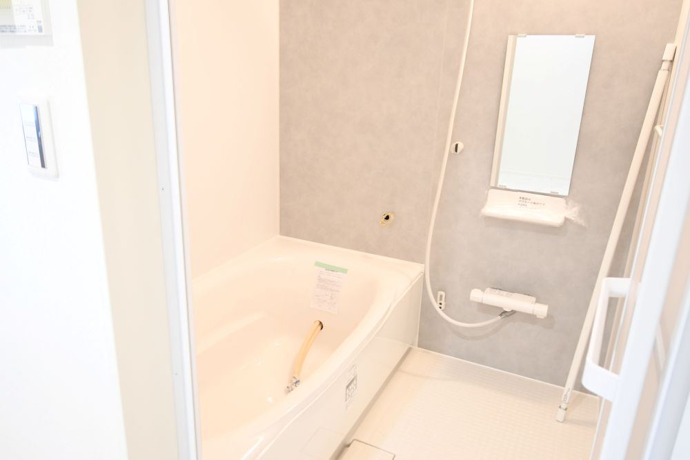 1日の疲れをほぐす、とっておきのリラクゼーションタイムを楽しむバスルーム。 美しく、機能的なデザインを採用、清潔感あふれる心地よい空間づくりにこだわりました。