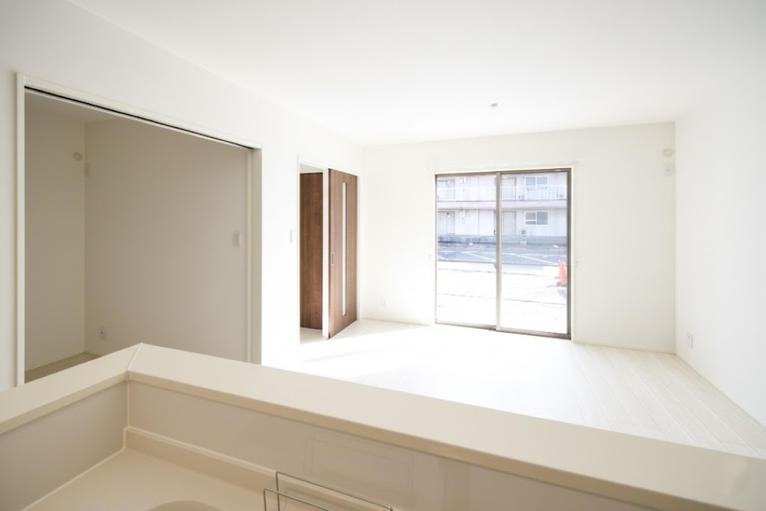 対面式キッチンはコミュニケーションが取りやすい人気のスタイル！小さなお子様がいるご家庭はキッチンにいても様子が見えるので安心ですね。※施工事例です。実際とは異なります。