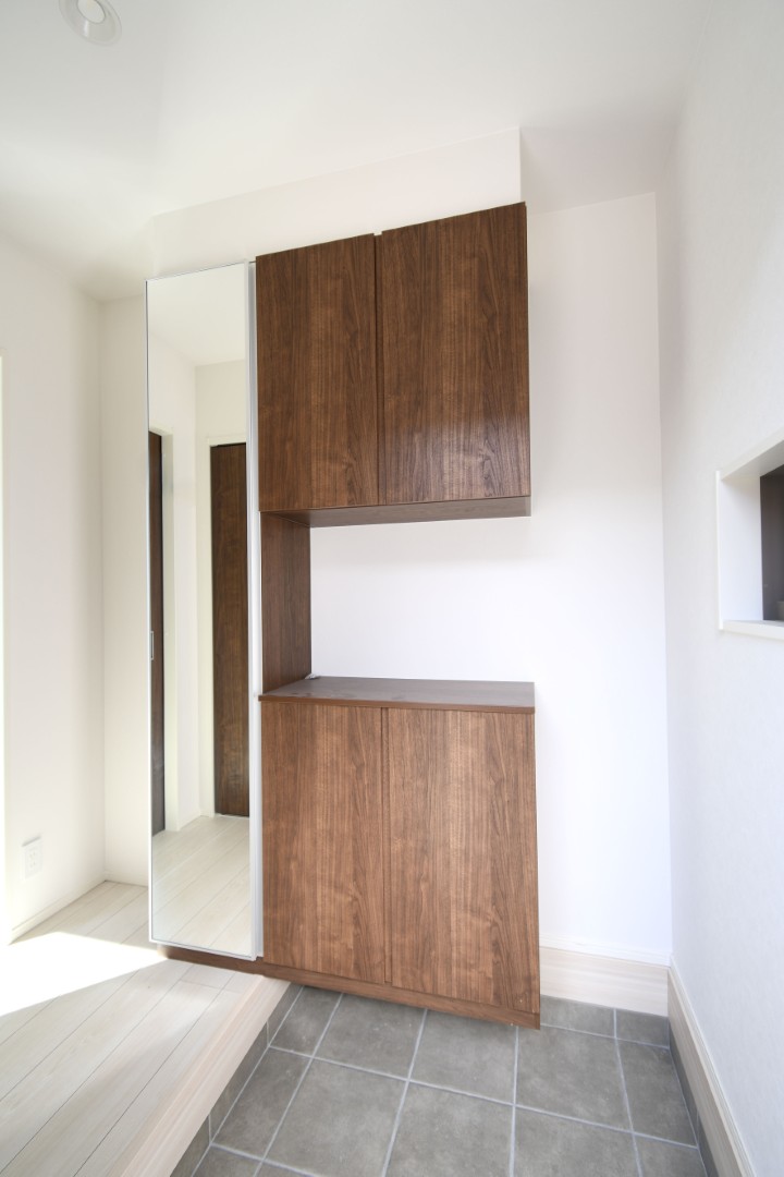 シューズボックスは上下に分かれているので棚に小物が置けます♪棚は可動式なので、すっきり収納できてとても便利です♪