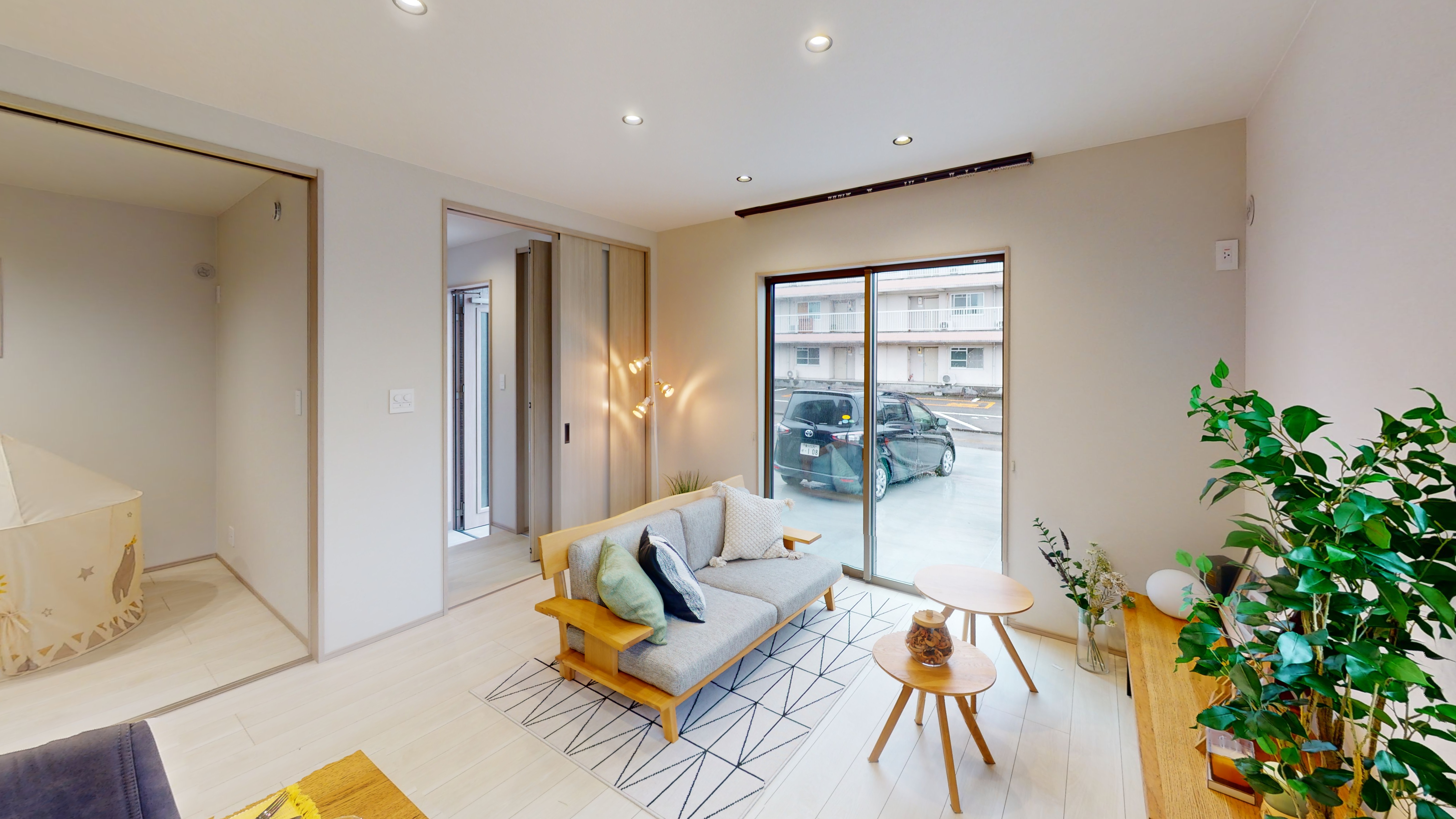 【明るさとやわらかさに包まれるLDK】 ホワイト×ライトグレージュを基調にした、清潔感とやわらかさを兼ね備えたLDK。