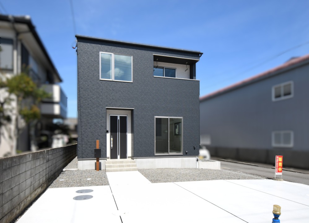 3台駐車できるゆとりのカースペース。間取りは4LDKと、プライベートスペースをしっかり確保しつつ、楽しい家族団らんもできる住まいです♪　撮影月：2025年9月