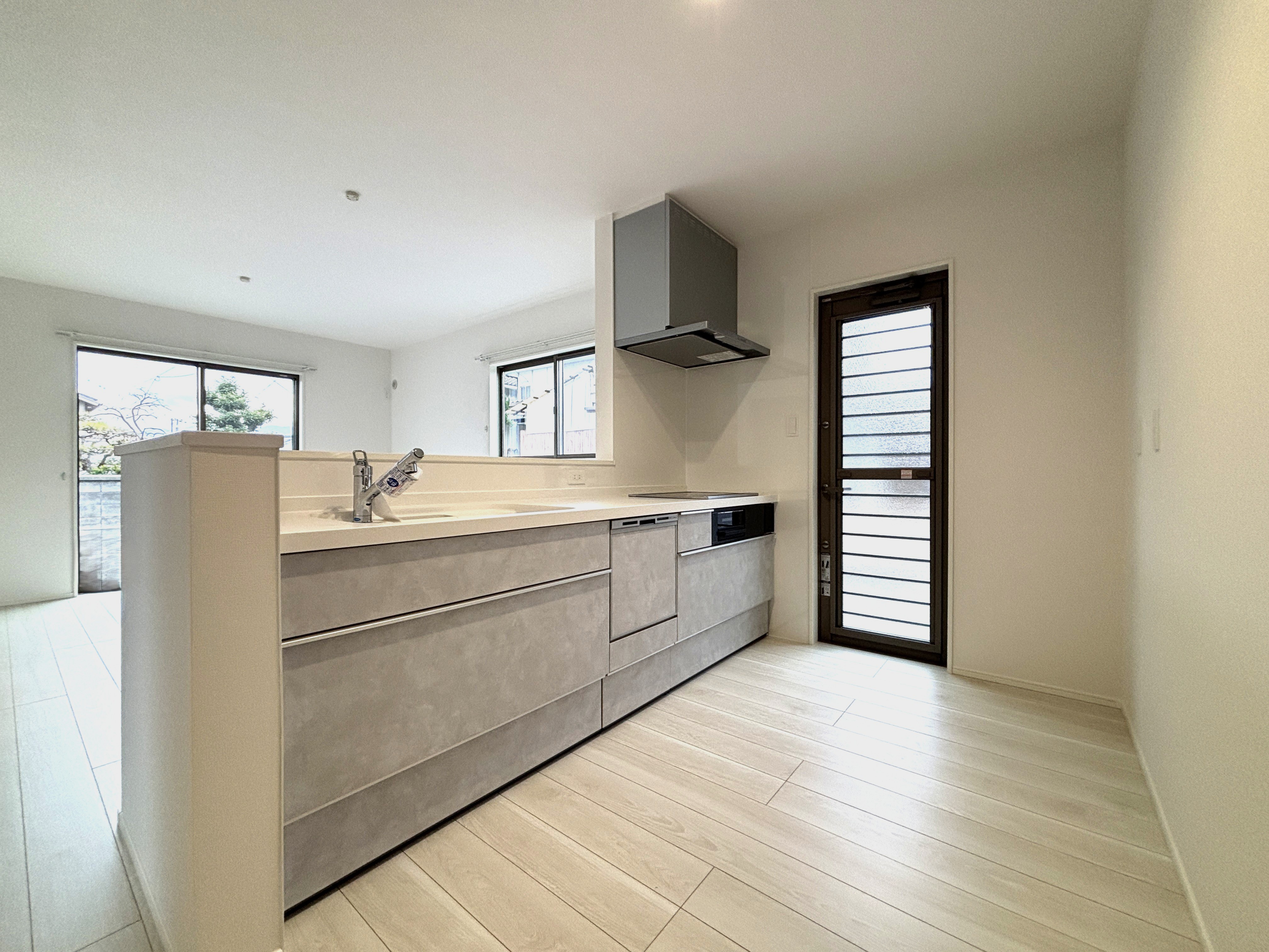 対面式キッチンは家事をしながら家族を見守り、コミュニケーションの取れる人気のスタイル。食洗器付きで洗い物の時間を削減でき、家事の負担を軽減してくれるキッチンです。