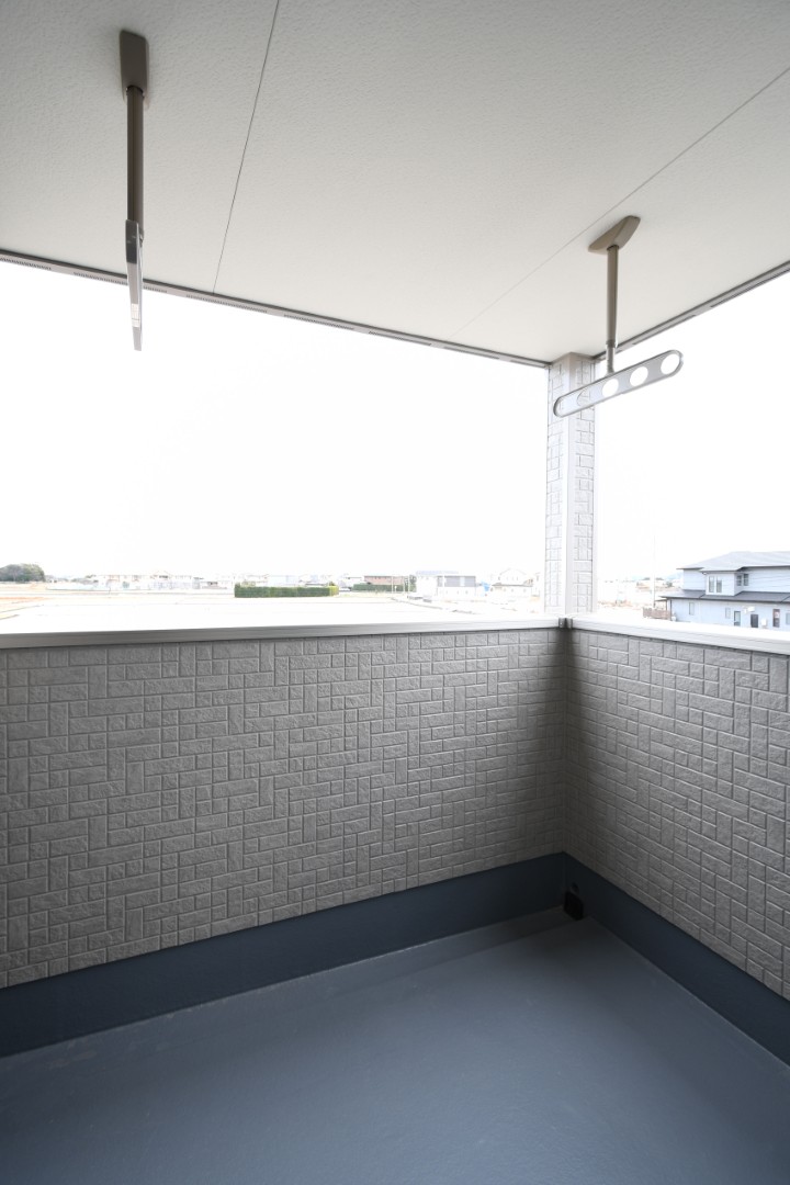 屋根付きバルコニーで急な雨で洗濯物が濡れる心配も少ない設計♪ 天井吊りパイプで足回りもすっきり♪
