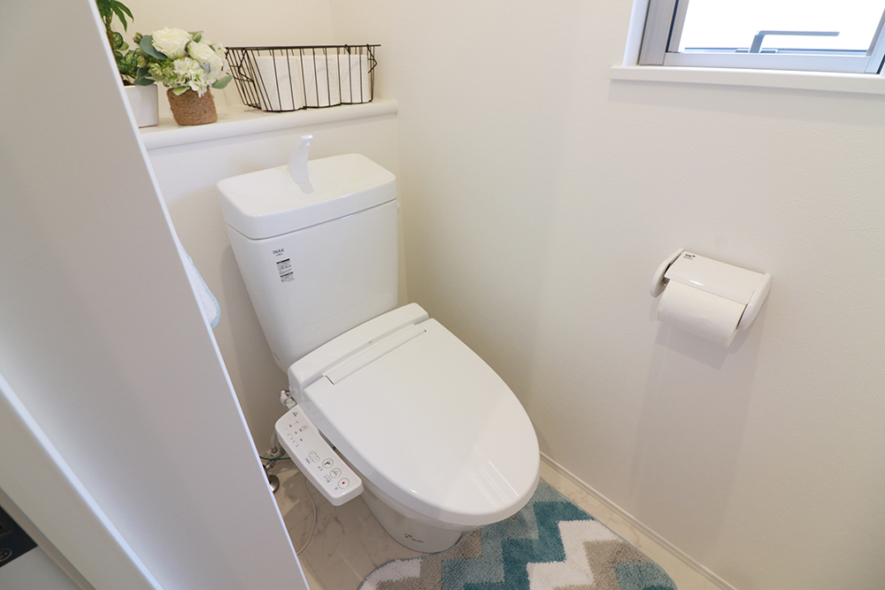 温水洗浄便座トイレ。新素材により、気になる便座もサッとひとふきでキレイになります。※施工事例です。実物とは異なります。