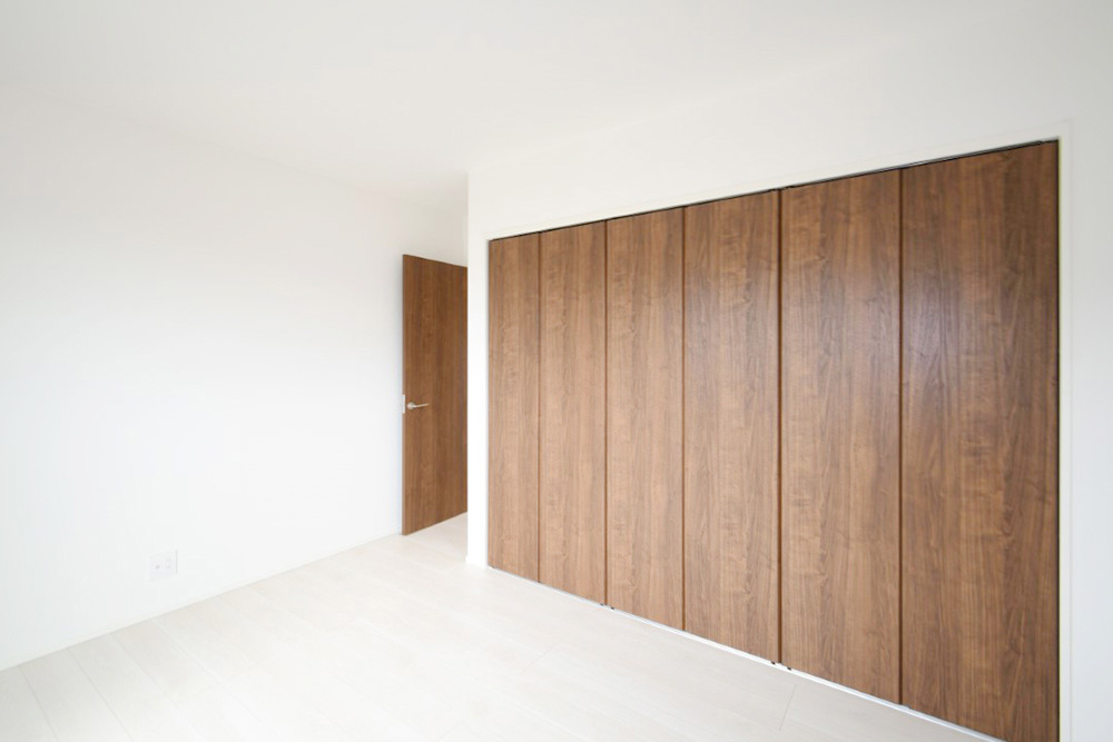 8帖の主寝室は南西向きで明るく温かみのある居室に仕上げました。室内には物干し金物が設置されており、雨や花粉を気にせず洗濯物を干していただけます。※施工事例です。実際とは異なります。