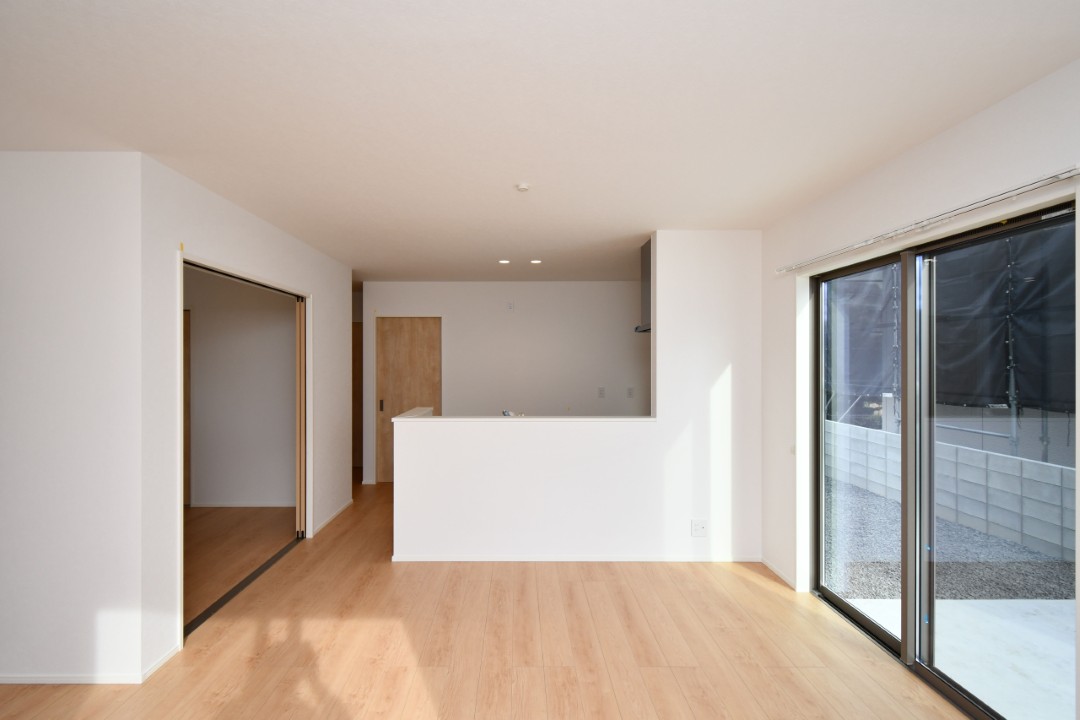 家族が集まる明るいリビング！お子様のお勉強をダイニングで済ませるようにすると家事をしながらお子様の頑張りを見守れます♪