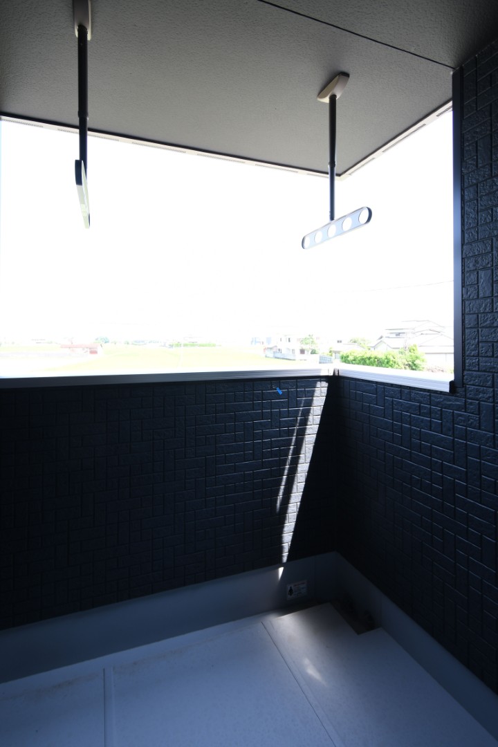 屋根付きバルコニーで急な雨で洗濯物が濡れる心配も少ない設計♪ 天井吊りパイプで足回りもすっきり♪ 