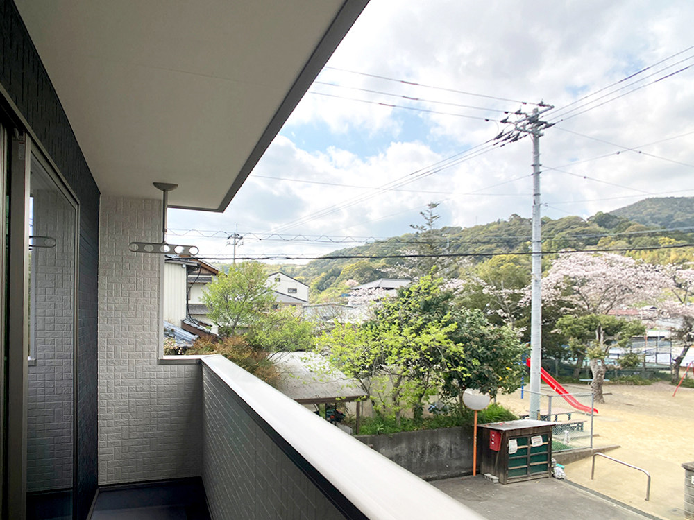 インナーバルコニーなので急な雨でも洗濯物が濡れにくく、ウィークインクローゼットが近いので片付けも便利です。　