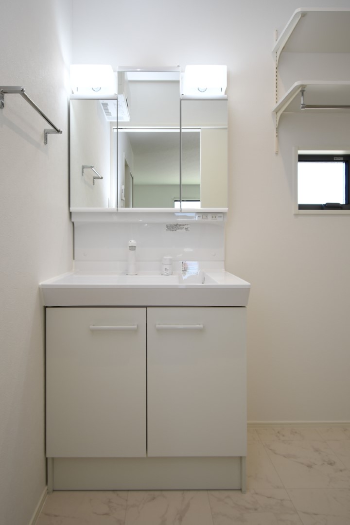 三面鏡の裏は収納スペースとなっており、物が多くなりがちな洗面台まわりをスッキリ保つことができます。※施工事例です。実物とは異なります。詳しくはお問い合わせください。