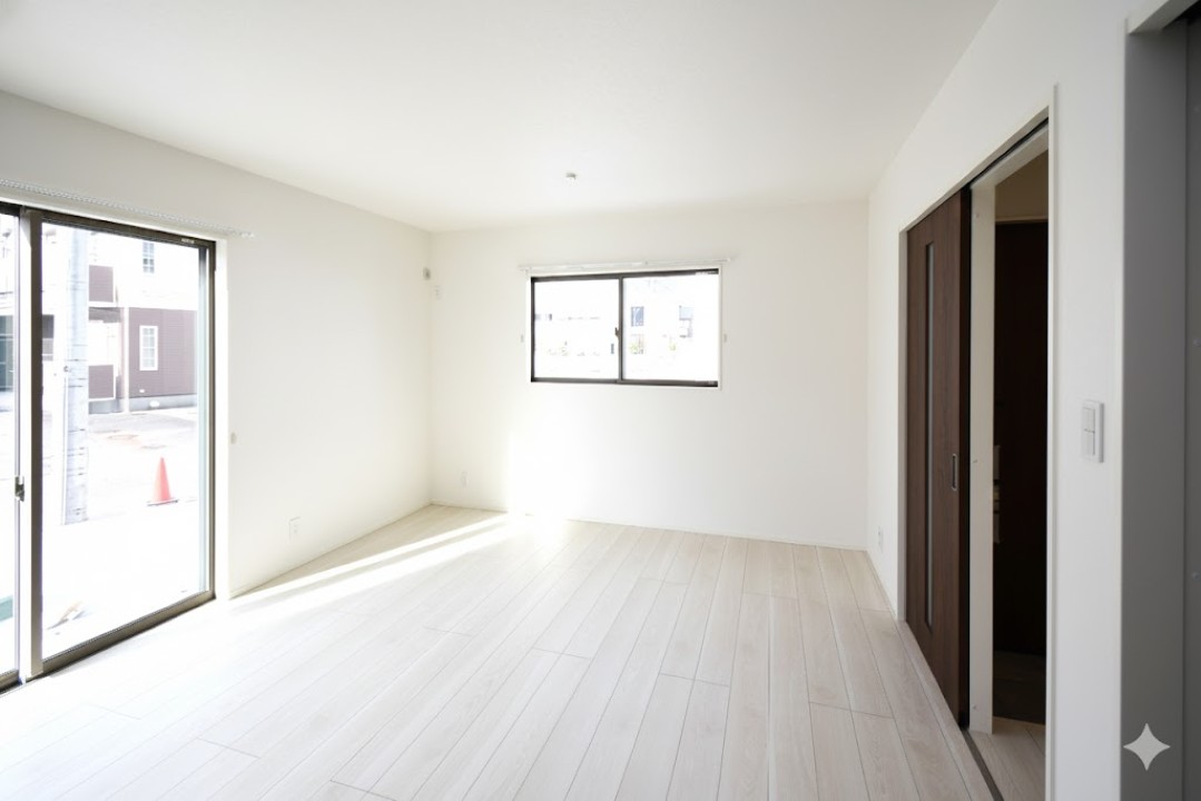 家族が集まる明るいリビング！お子様のお勉強をダイニングで済ませるようにすると家事をしながらお子様の頑張りを見守れます♪ 