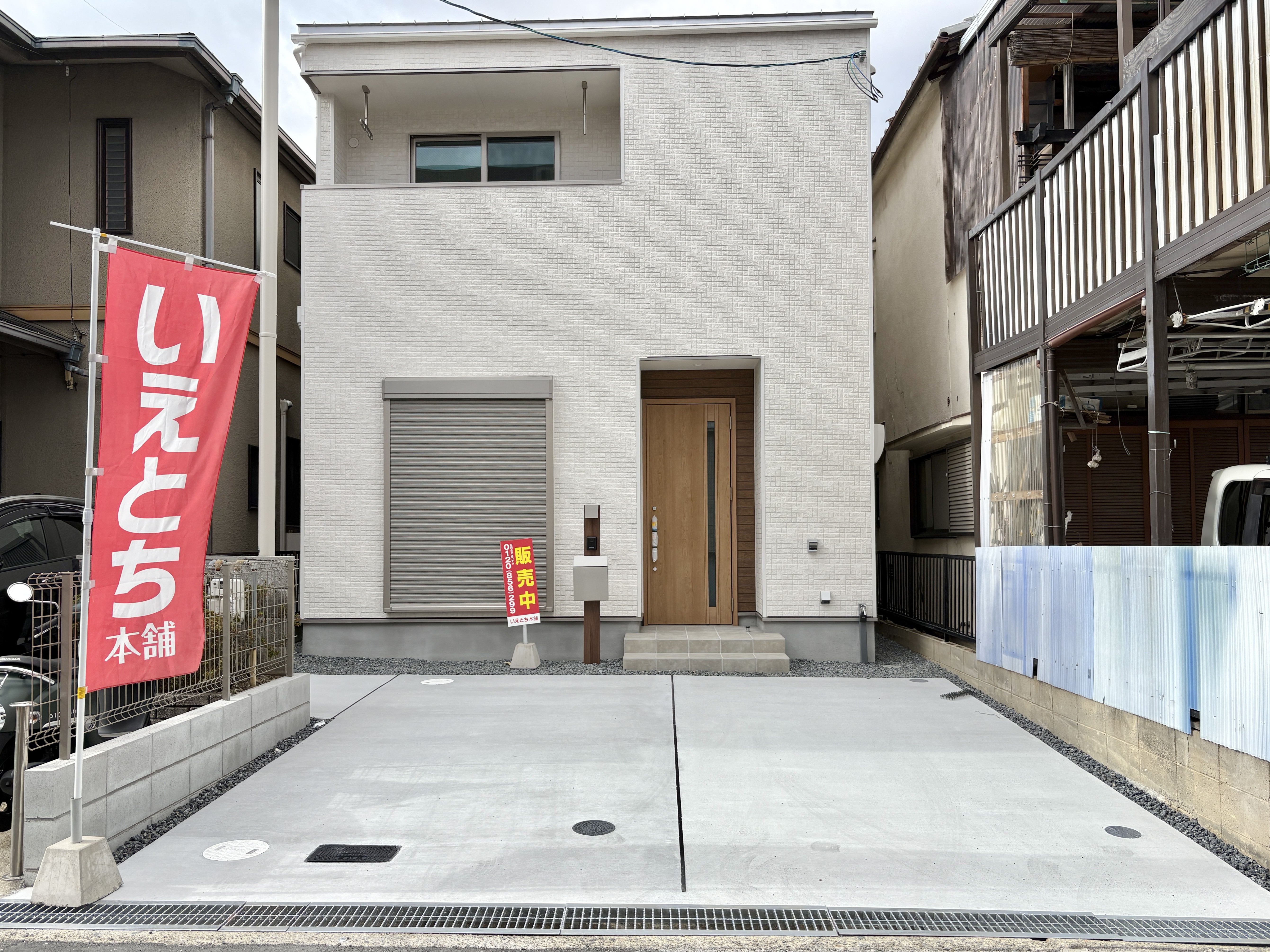 【現地内覧可能】2台分は駐車できるカースペース。間取りは3LDKと、プライベートスペースをしっかり確保しつつ、楽しい家族団らんもできる16.7帖のLDKがある住まいです♪