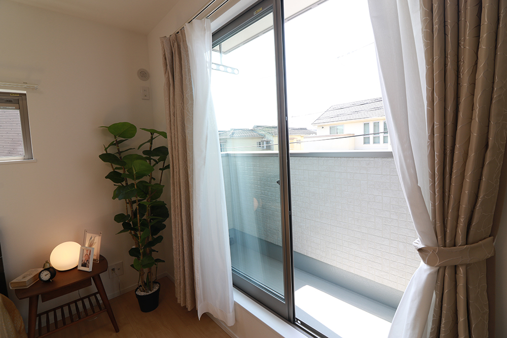 屋根付きバルコニーで急な雨で洗濯物が濡れる心配も少ない設計♪ 天井吊りパイプで足回りもすっきり♪ ※施工事例です。実際の建物とは異なります。