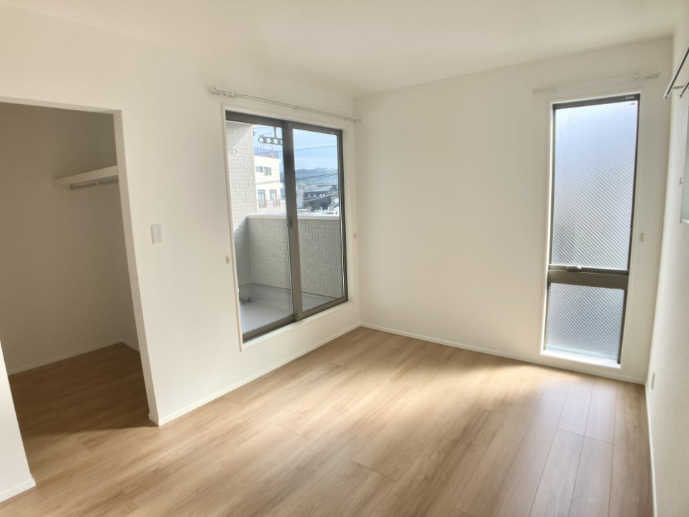 6.5帖の主寝室。大きな窓から光が差し込み、明るく温かみのある居室に仕上げました。※施工事例です。実際とは異なります。