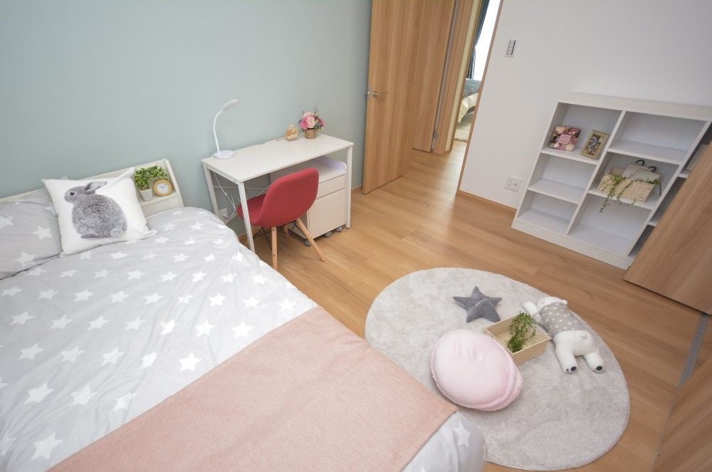 6.6帖と6帖の洋室が２部屋あります。お子様のお部屋や書斎、趣味の部屋などとしても活用できます。もちろん全居室収納完備で、お部屋をすっきりと保つことができます。※施工事例です。実物とは異なります。