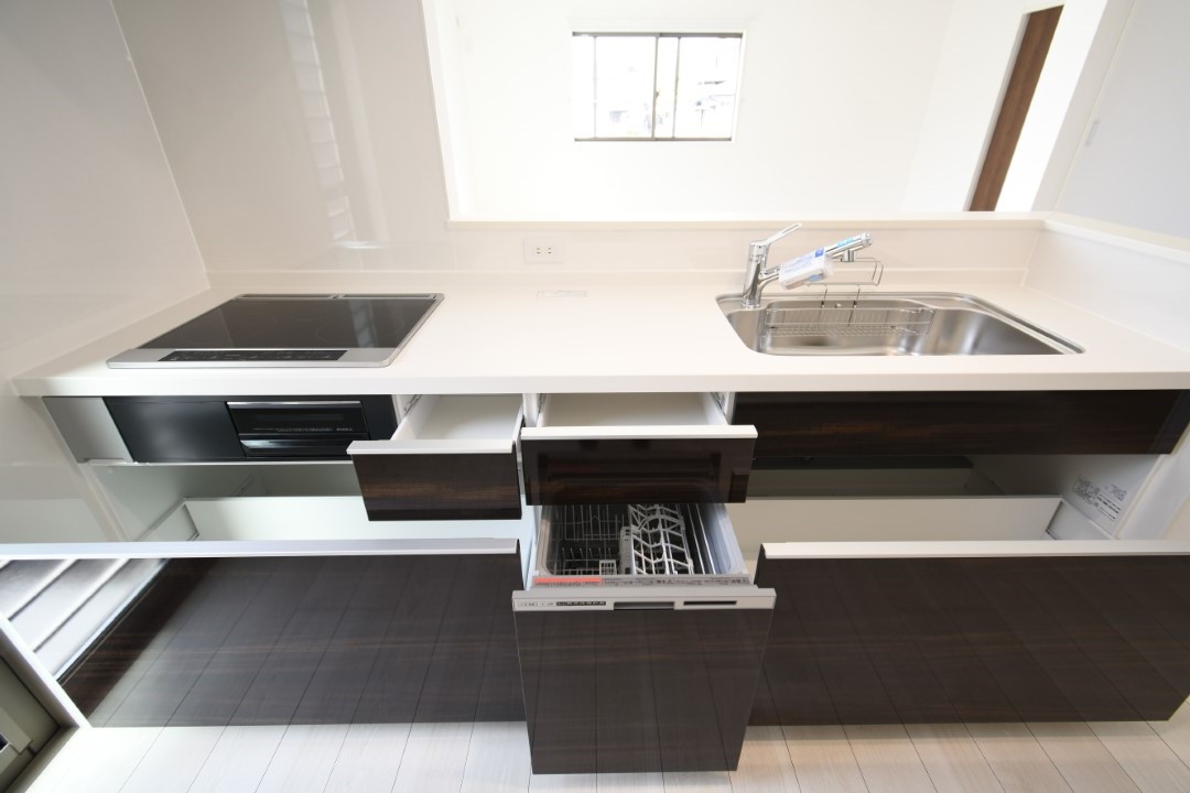 対面式キッチンは家事をしながら家族を見守り、コミュニケーションの取れる人気のスタイル。食洗器付きで洗い物の時間を削減でき、家事の負担を軽減してくれるキッチンです。※施工事例です。実際とは異なります。