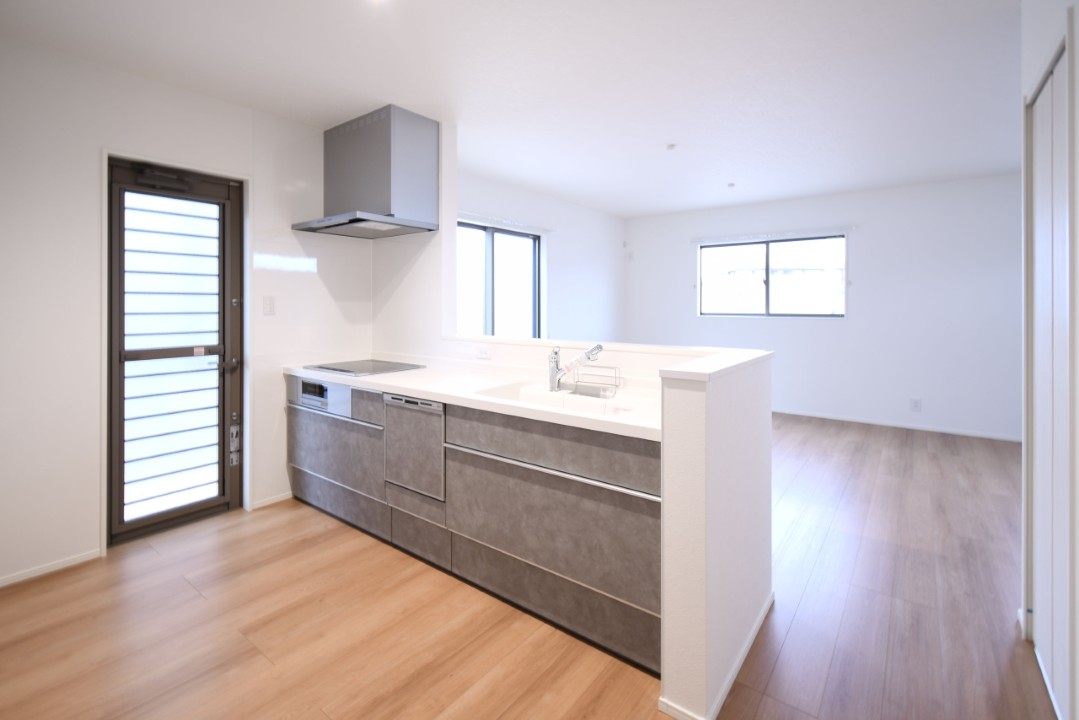 対面式キッチンは家事をしながら家族を見守り、コミュニケーションの取れる人気のスタイル。食洗器付きで洗い物の時間を削減でき、家事の負担を軽減してくれるキッチンです。