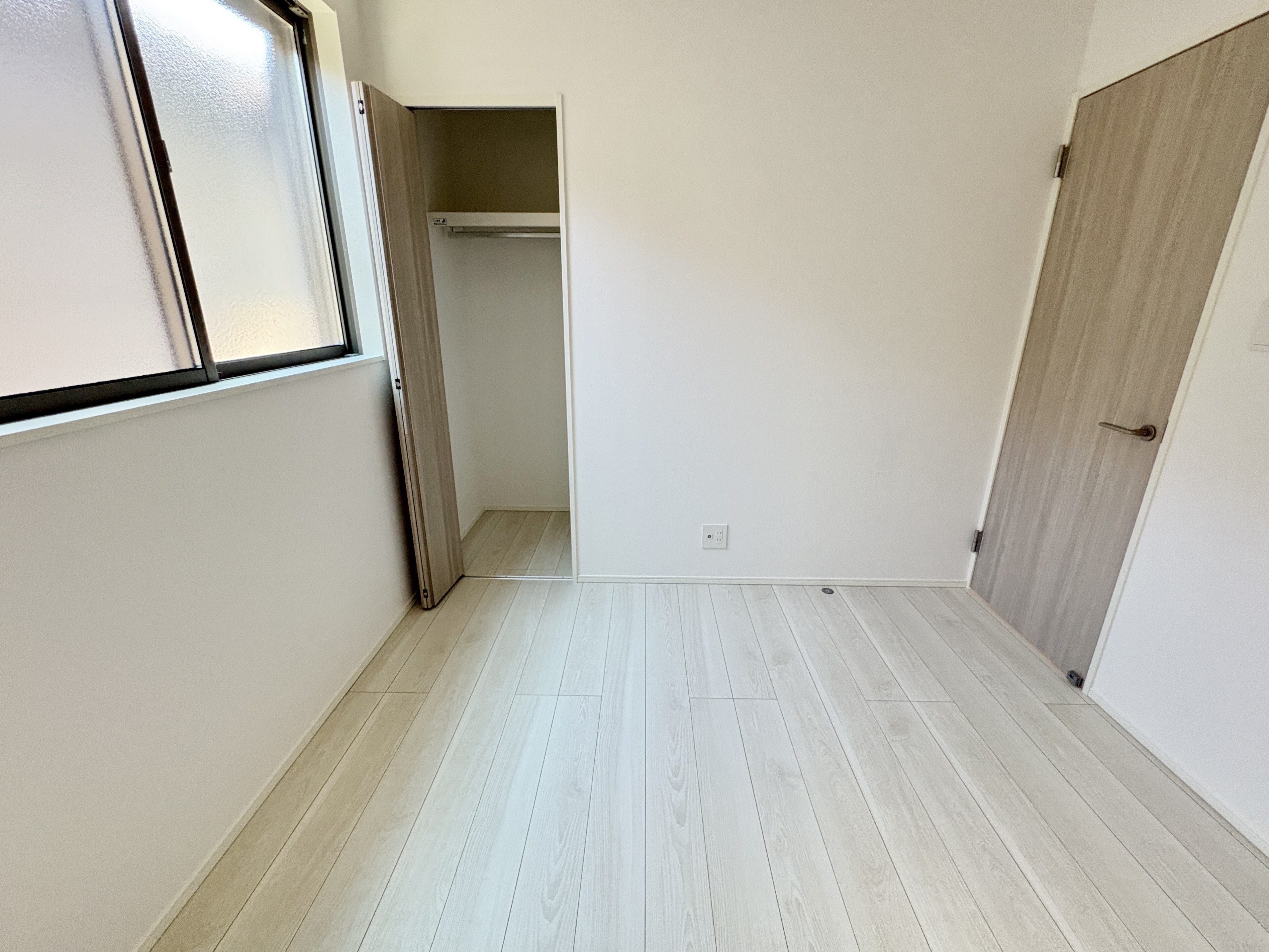 2階は主寝室の他に2室！お子様の部屋や趣味の部屋にすることで主寝室回りがスッキリします♪在宅勤務用のオフィス部屋にも！※施工事例です。実際の建物とは異なります。