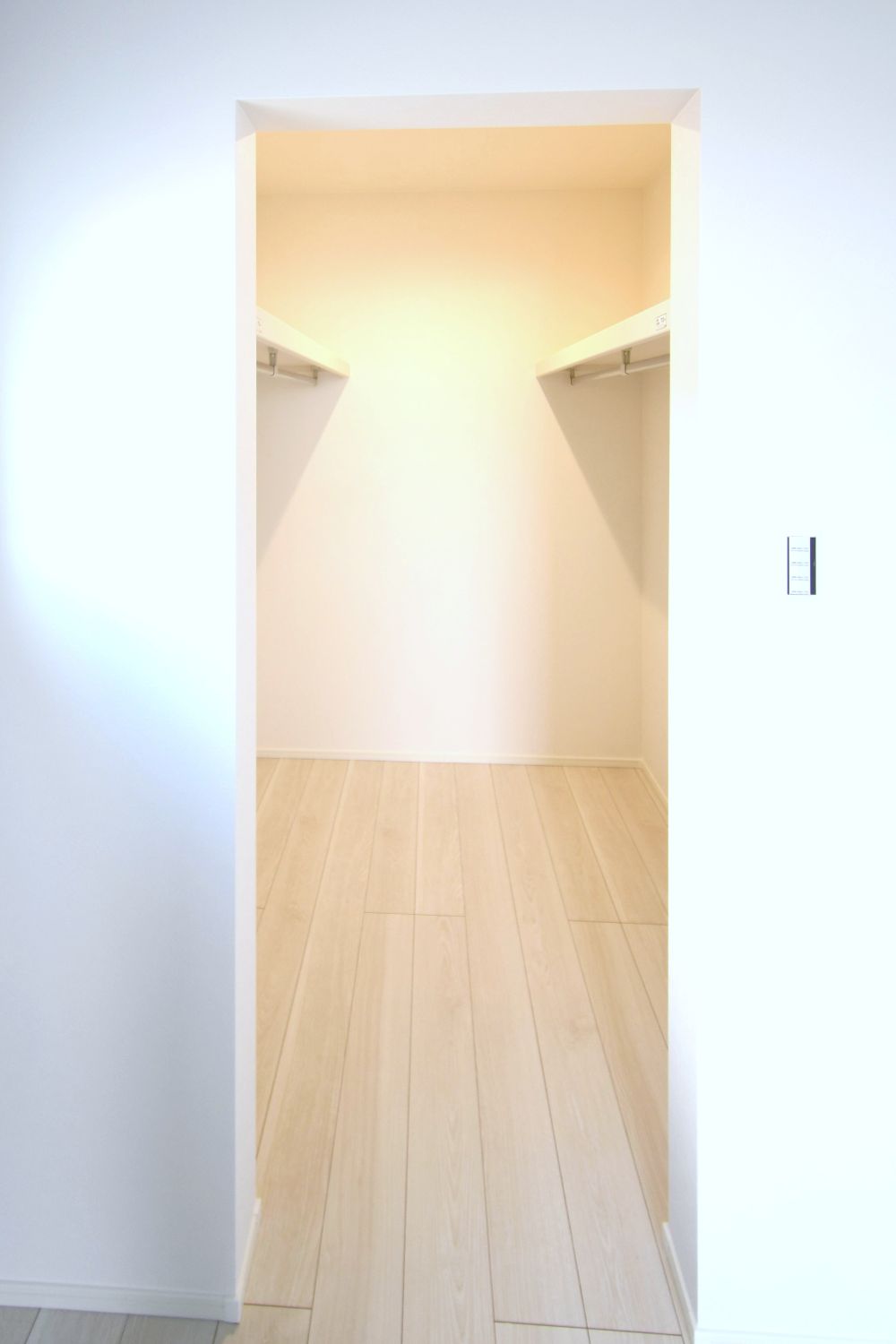 ウォークインクローゼットは壁一面にハンガーパイプと上棚を設置。大容量収納力！春夏秋冬、季節ごとのお洋服を全てまとめてしまっておけるので、季節の変わり目にタンスの入れ替えを行う衣替えが不要になります♪