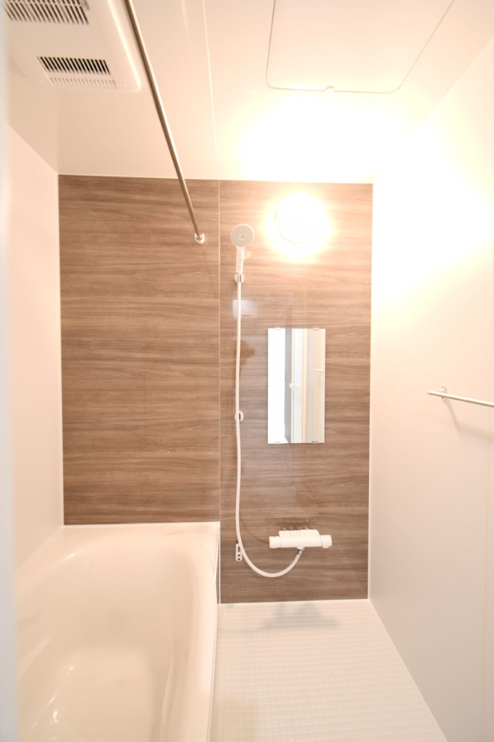 1日の疲れをほぐす、とっておきのリラクゼーションタイムを楽しむバスルーム。 美しく、機能的なデザインを採用、清潔感あふれる心地よい空間づくりにこだわりました。 ※施工事例です。実物とは異なります。詳しくはお問い合わせください。