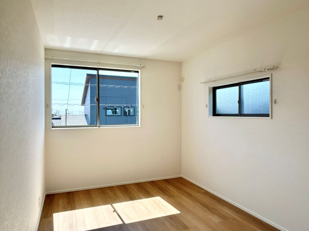 2階は主寝室の他に2室！お子様の部屋や趣味の部屋にすることで主寝室回りがスッキリします♪在宅勤務用のオフィス部屋にも！