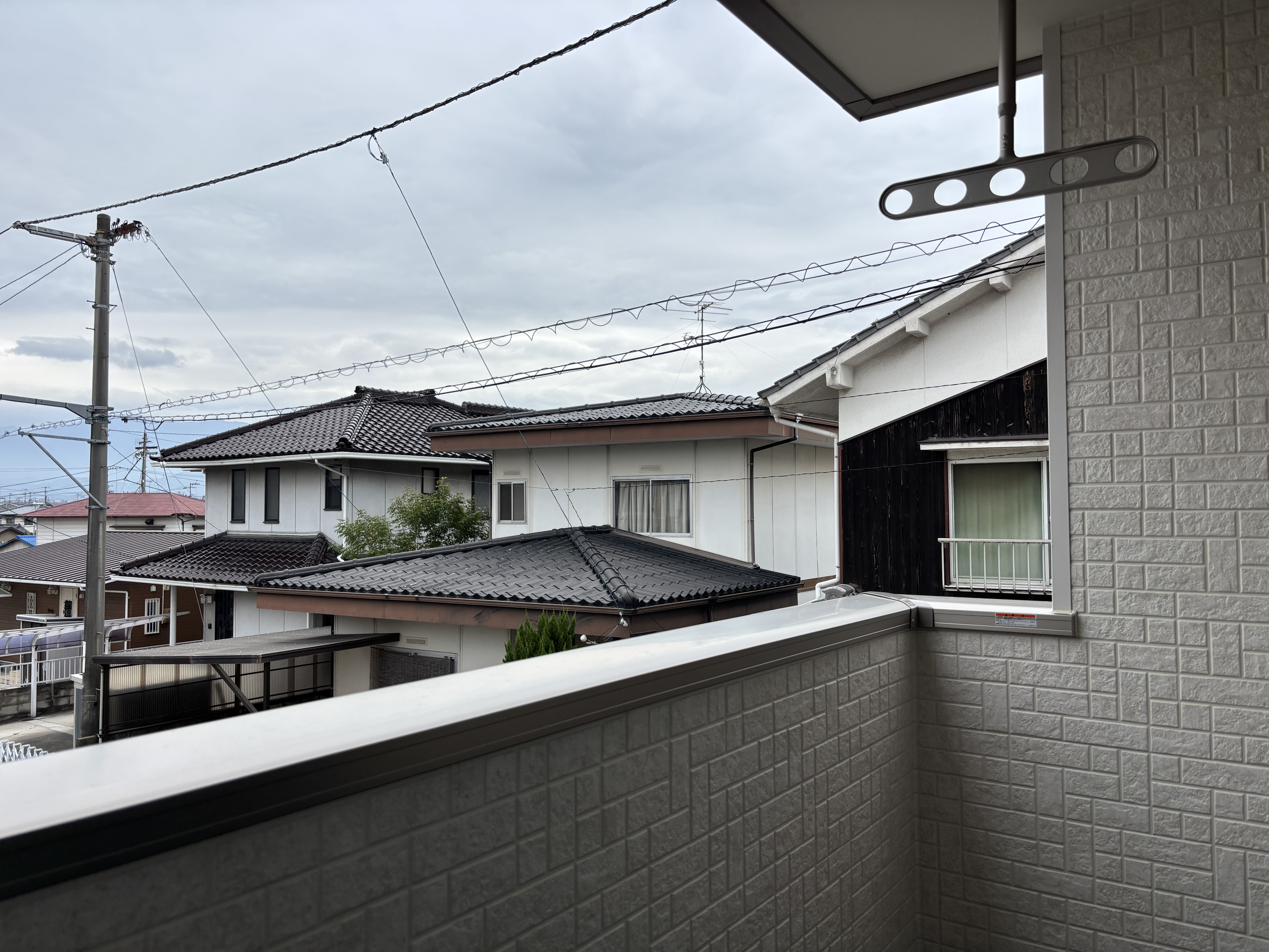 屋根付きバルコニーで急な雨で洗濯物が濡れる心配も少ない設計♪天井吊りパイプで足回りもスッキリ！